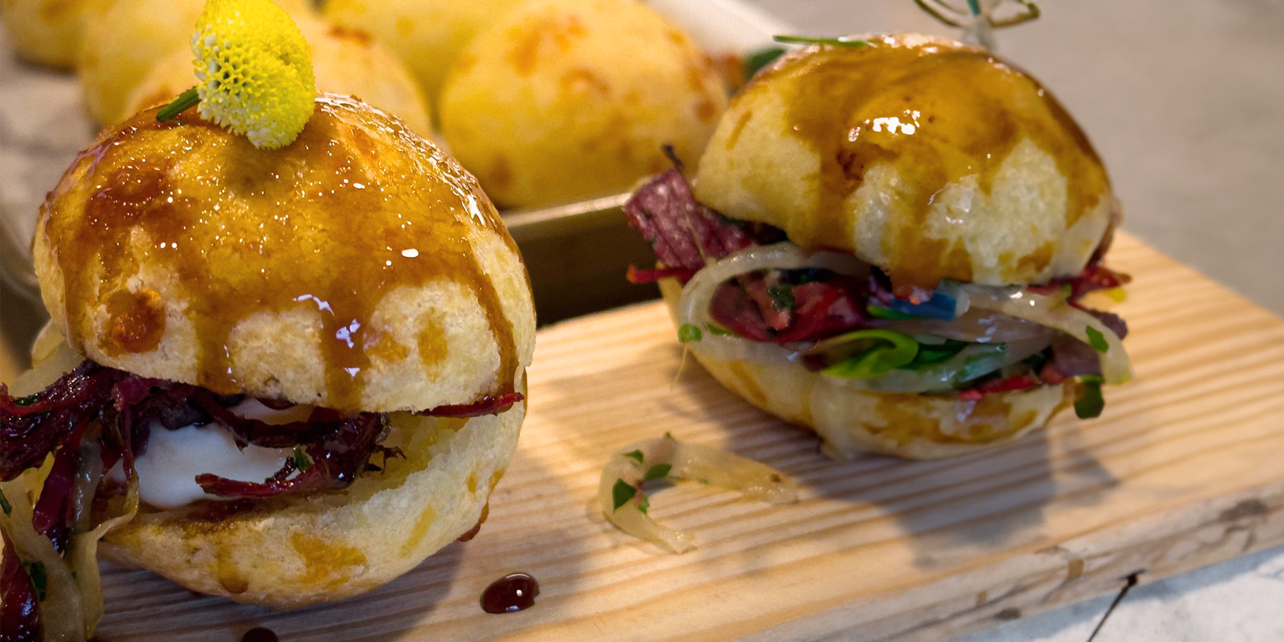 Delícias do Brasil: Pão de Queijo Recheado com Carne Seca