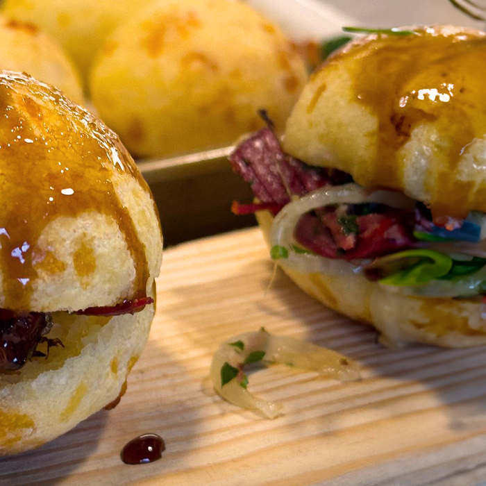 Delícias do Brasil: Pão de Queijo Recheado com Carne Seca